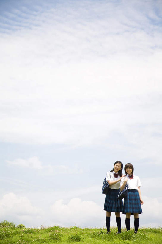 东方人,两个人,伙伴,朋友,站,笑,微笑,露齿笑,竖图,室外,白天,正面,制服,友谊,草地,草坪,植物,亚洲,服装,云,云朵,云彩,注视,黄种人,草,蓝色,绿色,白云,蓝天,天空,天,观察,看,站着,同学,校服,晴朗,观看,察看,校友,关注,学生服,同窗,学友,友情,年轻女性,女人,女性,亚洲人,晴空,站立,彩图,全身