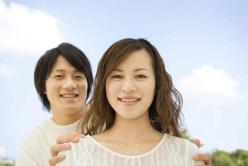 东方人,脸,头,脸颊,两个人,夫妻,站,抱,笑,微笑,露齿笑,横图,室外,特写,白天,正面,爱情,植物,亚洲,服装,朦胧,模糊,云,云朵,浪漫,云彩,注视,休闲装,黄种人,肩膀,树,树木,衣服,蓝色,绿色,白云,蓝天,天空,自然,天,观察,看,站着,休闲,休闲服,恩爱,恋人,服饰,生长,晴朗,成长,抱着,观看,察看,搂着,关注,男人,男性,年轻男性,年轻女性,女人,女性,亚洲人,头部,脸部,脸蛋,面部,夫妇,情侣,晴空,搂,搂抱,站立,半身,彩图,伴侣