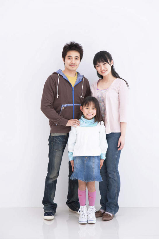 东方人,儿童,三个人,家庭,夫妻,母亲,父亲,女儿,站,抱,竖图,室内,白天,白色背景,正面,爱情,纯洁,亚洲,服装,瓷砖,地砖,墙,地面,浪漫,注视,休闲装,黄种人,墙壁,墙面,小孩,衣服,观察,看,站着,休闲,温暖,温馨,父女,母女,三口之家,一家人,休闲服,恩爱,父爱,可爱,母爱,童年,童趣,恋人,摄影,服饰,影棚,抱着,观看,和睦,察看,搂着,关注,童真,烂漫,无邪,天真,男人,男性,年轻男性,年轻女性,女孩,女人,女性,亚洲人,孩子,年轻人,夫妇,情侣,搂,搂抱,站立,彩图,全身,影棚拍摄,拍摄,伴侣,融洽,女生