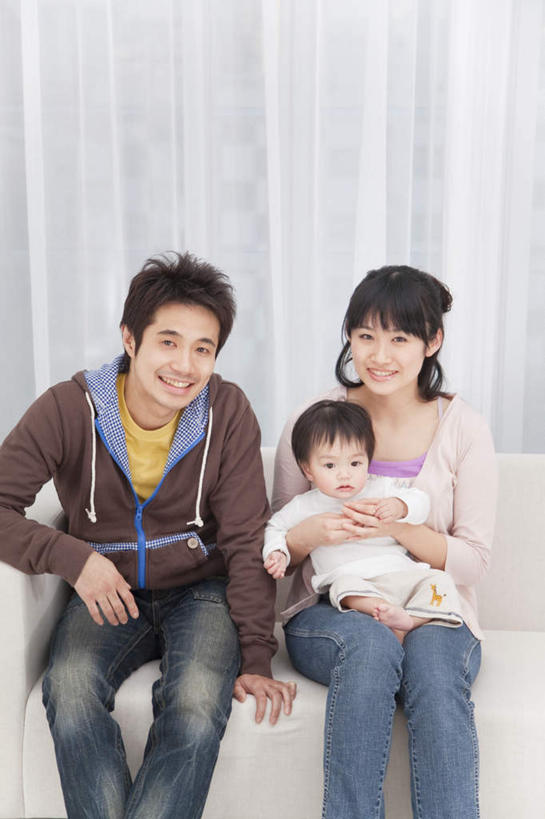 东方人,婴儿,儿童,三个人,家庭,夫妻,母亲,父亲,客厅,坐,笑,微笑,露齿笑,竖图,室内,白天,正面,爱情,纯洁,窗帘,沙发,亚洲,服装,装饰,浪漫,注视,休闲装,黄种人,小孩,衣服,帘子,观察,看,休闲,温暖,温馨,父子,母子,三口之家,一家人,休闲服,遮阳,恩爱,父爱,可爱,母爱,恋人,服饰,活泼,观看,华丽,修饰,点缀,和睦,察看,起居室,关注,宝宝,纯真,烂漫,无邪,衬托,美观,雅致,雅观,客堂,伶俐,天真,男人,男性,年轻男性,年轻女性,女人,女性,亚洲人,孩子,年轻人,夫妇,情侣,坐着,半身,彩图,伴侣,融洽,皮沙发