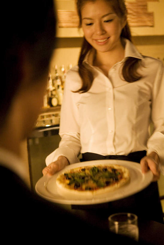 东方人,背部,两个人,服务员,站,笑,微笑,露齿笑,竖图,室内,白天,正面,工作服,制服,亚洲,服装,食品,拿,拿着,注视,休闲装,黄种人,食物,衣服,观察,看,站着,休闲,休闲服,服饰,观看,察看,关注,工作制服,男人,男性,年轻男性,年轻女性,女人,女性,亚洲人,服务生,侍者,站立,半身,彩图,工作套服