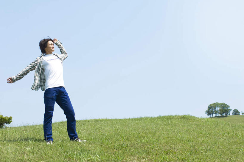 东方人,一个人,站,伸展双臂,横图,室外,白天,正面,草地,草坪,植物,亚洲,仅一个男性,仅一个人,远视,远眺,服装,云,云朵,云彩,注视,休闲装,黄种人,草,树,树木,仅一个年轻男性,衣服,蓝色,绿色,白云,蓝天,天空,自然,天,观察,看,站着,休闲,休闲服,遮,遮掩,服饰,生长,晴朗,成长,观看,察看,掩盖,遮挡,关注,遮盖,掩饰,男人,男性,年轻男性,亚洲人,晴空,敞开双臂,伸开双臂,展开双肩,站立,张开手臂,张开双臂,彩图,全身