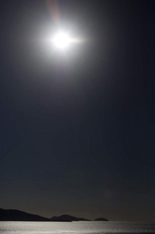 无人,竖图,室外,白天,仰视,旅游,度假,海浪,海洋,美景,太阳,阴影,光线,影子,景观,浪花,娱乐,阳光,自然,海水,享受,休闲,景色,放松,耀眼,自然风光,海景,大海,风浪,海,海水的波动,近岸浪,涌浪,彩图,低角度拍摄