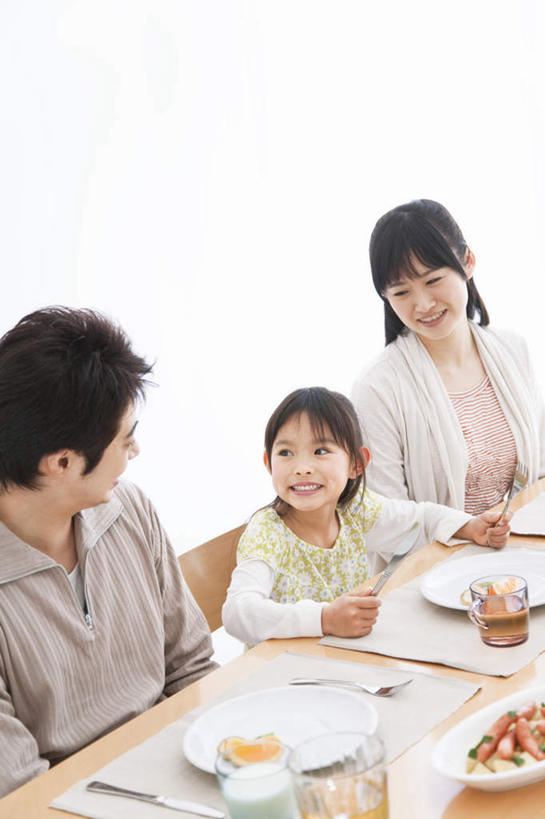 东方人,儿童,三个人,家庭,夫妻,母亲,父亲,女儿,坐,笑,微笑,露齿笑,竖图,俯视,室内,白天,爱情,纯洁,餐桌,桌子,杯子,餐具,亚洲,服装,碟子,盘,食品,浪漫,注视,休闲装,黄种人,玻璃制品,食物,小孩,衣服,盘子,水杯,碟,观察,看,休闲,温暖,温馨,父女,母女,三口之家,一家人,休闲服,恩爱,父爱,可爱,母爱,童年,童趣,恋人,服饰,餐台,观看,和睦,察看,关注,童真,烂漫,无邪,天真,男人,男性,年轻男性,年轻女性,女孩,女人,女性,亚洲人,孩子,年轻人,夫妇,情侣,玻璃杯,坐着,半身,彩图,高角度拍摄,伴侣,融洽,女生