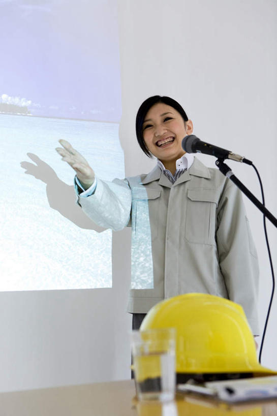 东方人,一个人,商务人士,工程师,建筑工人,建筑师,商务女性,站,举,笑,微笑,露齿笑,竖图,室内,白天,正面,显示器,桌子,亚洲,仅一个年轻女性,仅一个女性,仅一个人,套装,屏幕,办公桌,注视,黄种人,显示屏,话筒,观察,看,托,站着,观看,察看,麦克风,关注,扩音器,商务装,传声器,工薪阶层,输出设备,微音器,年轻女性,女人,女性,亚洲人,白领,上班族,技师,建筑工,建筑设计师,举起,举手,举着,向上举,向上伸,向上托,站立,半身,彩图