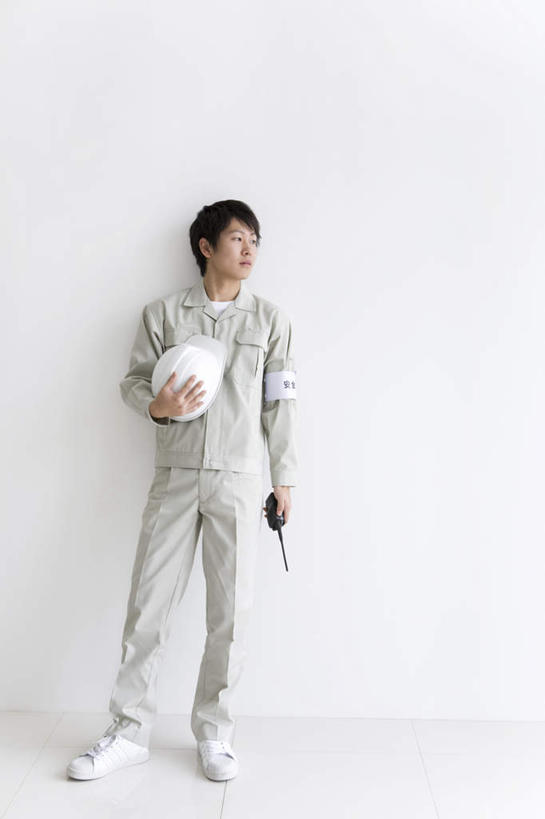 东方人,一个人,机修工,站,竖图,室内,白天,白色背景,正面,工作服,制服,帽子,亚洲,仅一个男性,仅一个人,服装,头盔,墙,拿,拿着,注视,黄种人,墙壁,墙面,工人,仅一个年轻男性,衣服,安全帽,观察,看,站着,摄影,服饰,影棚,观看,察看,衣着,穿着,关注,工作制服,衣饰,男人,男性,年轻男性,亚洲人,机械师,机修工人,站立,彩图,全身,影棚拍摄,工作套服,拍摄