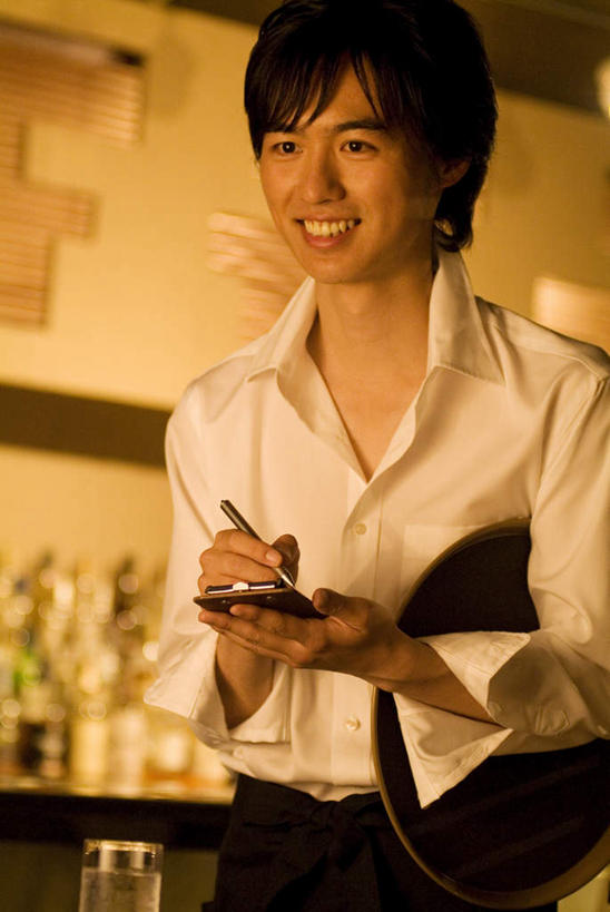 东方人,一个人,服务员,酒吧,站,笑,微笑,露齿笑,竖图,室内,白天,正面,工作服,制服,托盘,亚洲,仅一个男性,仅一个人,笔,办公用品,记事本,圆珠笔,拿,拿着,注视,黄种人,玻璃制品,酒瓶,文具,仅一个年轻男性,本子,笔记本,玻璃瓶,瓶子,学习用品,观察,看,站着,观看,文具用品,察看,关注,工作制服,男人,男性,年轻男性,亚洲人,服务生,侍者,站立,半身,彩图,工作套服,酒吧间,酒馆