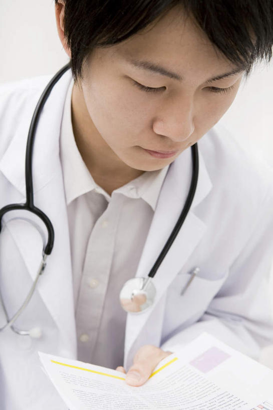 东方人,脸,头,脸颊,一个人,医生,医院,坐,竖图,室内,特写,白天,正面,工作服,制服,亚洲,仅一个男性,仅一个人,注视,黄种人,肩膀,仅一个年轻男性,听诊器,观察,看,医护人员,医疗人员,观看,察看,医疗设备,白大褂,关注,医疗器械,医疗工具,医疗机构,工作制服,检测工具,男人,男性,年轻男性,亚洲人,头部,脸部,脸蛋,面部,大夫,坐着,半身,彩图,工作套服,病院,诊所