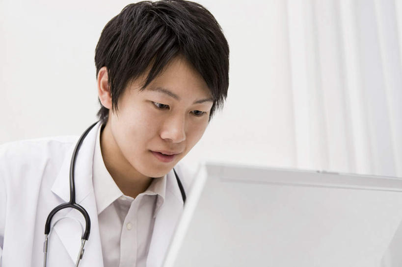 东方人,脸,头,脸颊,一个人,医生,医院,坐,横图,室内,特写,白天,正面,工作服,制服,电脑,笔记本电脑,亚洲,仅一个男性,仅一个人,网络,注视,黄种人,通讯设备,肩膀,仅一个年轻男性,听诊器,观察,看,医护人员,医疗人员,观看,察看,医疗设备,无线,白大褂,关注,医疗器械,通信设备,无线网络,医疗工具,无线上网,便携式电脑,医疗机构,工作制服,检测工具,手提电脑,男人,男性,年轻男性,亚洲人,头部,脸部,脸蛋,面部,大夫,坐着,半身,彩图,工作套服,病院,诊所