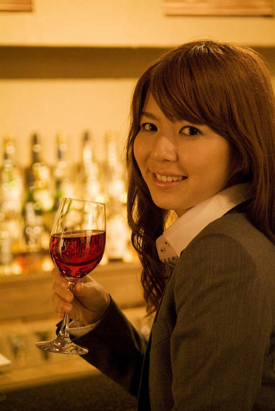 葡萄酒,东方人,一个人,商务人士,商务女性,酒吧,坐,竖图,室内,白天,正面,杯子,亚洲,仅一个年轻女性,仅一个女性,仅一个人,一排,许多,套装,整齐,高脚杯,红酒杯,酒类,一杯,拿,拿着,注视,黄种人,玻璃制品,酒,酒瓶,饮料,排列,玻璃瓶,酒杯,瓶子,观察,看,观看,察看,队列,关注,商务装,工薪阶层,年轻女性,女人,女性,亚洲人,白领,上班族,玻璃杯,坐着,半身,彩图,酒吧间,酒馆
