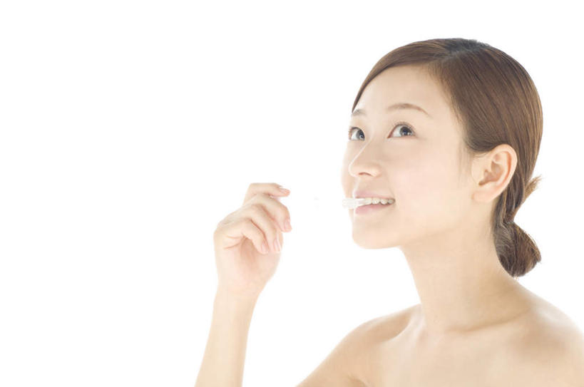 东方人,脸,头,脸颊,手,一个人,站,横图,室内,特写,白天,白色背景,正面,化妆,美容,亚洲,仅一个年轻女性,仅一个女性,仅一个人,护肤,牙刷,注视,黄种人,刷牙,裸露,肩膀,日用品,观察,看,清洁,站着,保养,享受,休闲,手部,放松,保健,摄影,影棚,洗漱用品,观看,单手,察看,卫生,关注,裸,养颜,年轻女性,女人,女性,亚洲人,头部,脸部,脸蛋,面部,站立,半身,彩图,影棚拍摄,拍摄