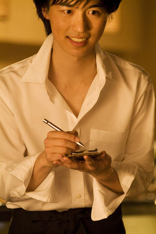 东方人,一个人,服务员,酒吧,站,笑,微笑,露齿笑,竖图,室内,白天,正面,工作服,衬衫,制服,亚洲,仅一个男性,仅一个人,笔,办公用品,记事本,圆珠笔,拿,拿着,注视,黄种人,文具,仅一个年轻男性,白色,本子,笔记本,学习用品,观察,看,站着,观看,文具用品,察看,关注,工作制服,男人,男性,年轻男性,亚洲人,服务生,侍者,站立,半身,彩图,衬衣,工作套服,酒吧间,酒馆