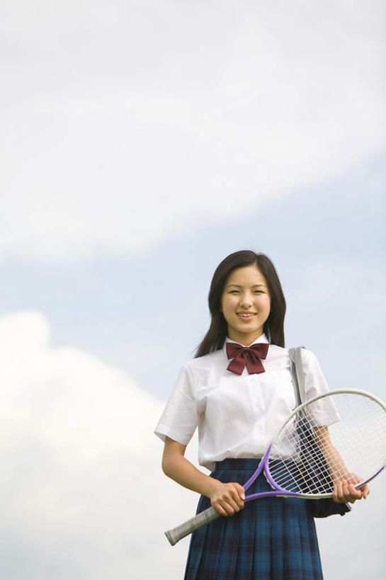 东方人,一个人,站,笑,微笑,露齿笑,竖图,室外,白天,仰视,制服,锻炼,运动,网球,亚洲,仅一个年轻女性,仅一个女性,仅一个人,服装,网球拍,云,云朵,球拍,网球装备,拿,云彩,拿着,注视,黄种人,运动器械,一个,蓝色,白云,蓝天,天空,天,观察,看,站着,校服,健身器械,晴朗,单个,观看,察看,关注,健身器材,学生服,体育,网球运动,年轻女性,女人,女性,亚洲人,晴空,站立,半身,彩图,低角度拍摄,健身,运动器材