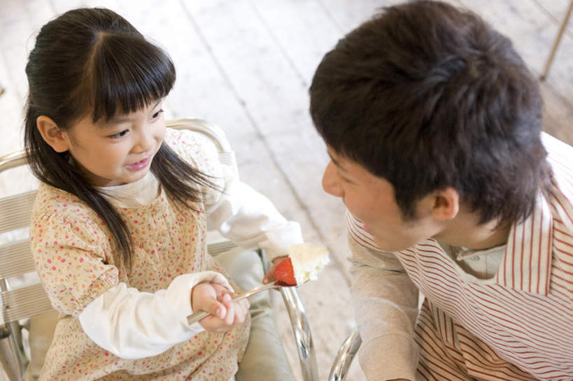 东方人,儿童,两个人,家庭,父亲,女儿,坐,横图,俯视,室内,白天,纯洁,地板,草莓,浆果,餐具,亚洲,条纹,服装,叉,地面,拿,拿着,注视,休闲装,黄种人,木地板,小孩,衣服,红色,观察,看,休闲,温暖,温馨,父女,一家人,休闲服,父爱,可爱,童年,童趣,服饰,观看,和睦,察看,关注,童真,烂漫,无邪,天真,男人,男性,年轻男性,女孩,亚洲人,孩子,年轻人,进餐用具,烹调用具,洋莓,水果皇后,红莓,地莓,坐着,半身,彩图,高角度拍摄,融洽,女生