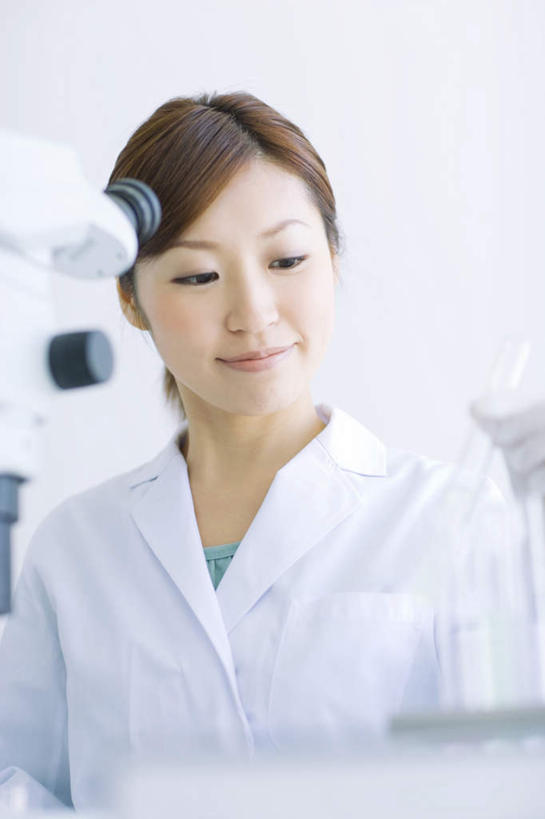 东方人,一个人,科学家,站,笑,微笑,竖图,室内,白天,正面,工作服,制服,仪器,亚洲,仅一个年轻女性,仅一个女性,仅一个人,检查,朦胧,模糊,反射,分析,科学,显微镜,注视,黄种人,白色,观察,看,站着,清晰,探索,放大,观看,仔细,透镜,察看,凸透镜,聚焦,关注,科学研究者,光学,清楚,工作制服,年轻女性,女人,女性,亚洲人,科学工作者,站立,半身,彩图,工作套服