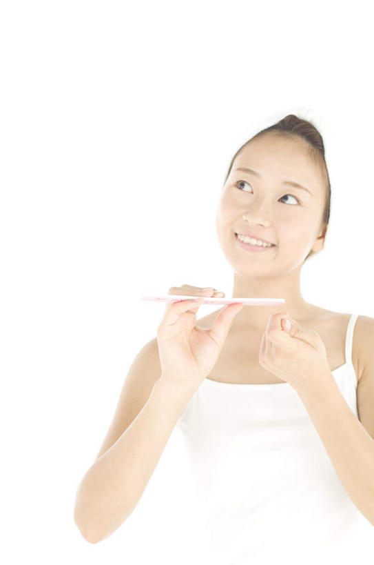 东方人,一个人,站,笑,微笑,露齿笑,竖图,室内,白天,白色背景,正面,化妆,美容,亚洲,仅一个年轻女性,仅一个女性,仅一个人,护肤,服装,拿,拿着,注视,休闲装,黄种人,衣服,观察,看,站着,保养,享受,休闲,休闲服,放松,保健,摄影,服饰,影棚,观看,察看,关注,指甲锉,养颜,年轻女性,女人,女性,亚洲人,抬头,仰头,站立,半身,彩图,影棚拍摄,拍摄