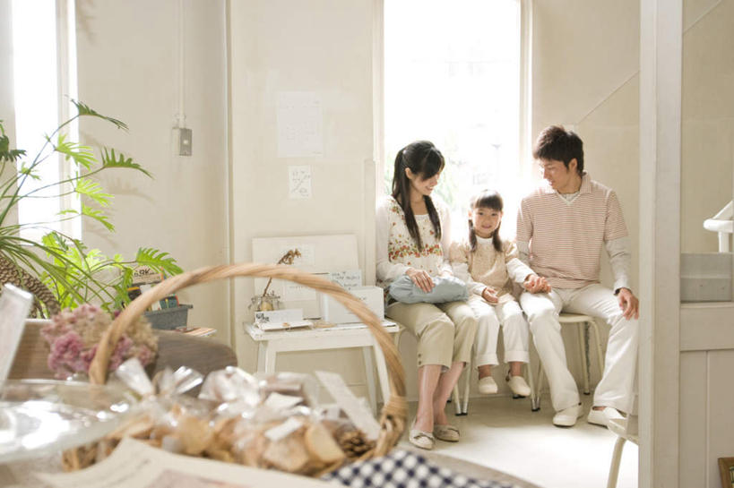 东方人,儿童,三个人,家庭,夫妻,母亲,父亲,女儿,客厅,坐,笑,微笑,横图,室内,白天,正面,爱情,纯洁,植物,窗户,沙发,亚洲,服装,盆栽,墙,盆景,浪漫,注视,休闲装,黄种人,玻璃窗,墙壁,墙面,小孩,衣服,绿色,自然,观察,看,休闲,温暖,温馨,父女,母女,三口之家,一家人,休闲服,恩爱,父爱,可爱,母爱,童年,童趣,恋人,服饰,生长,成长,观看,和睦,察看,起居室,关注,童真,烂漫,无邪,客堂,天真,男人,男性,年轻男性,年轻女性,女孩,女人,女性,亚洲人,孩子,年轻人,夫妇,情侣,坐着,彩图,全身,伴侣,融洽,女生,皮沙发