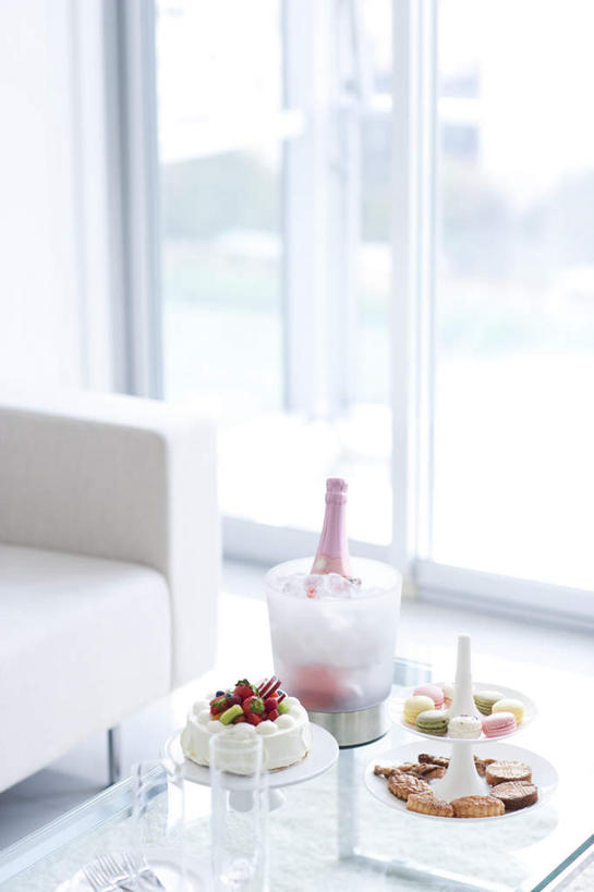 点心,葡萄酒,无人,客厅,竖图,俯视,室内,白天,奢侈,下午茶,快乐,窗户,落地窗,沙发,许多,环绕,围绕,铁桶,桶,冰,冰块,食品,甜点,甜品,浪漫,冷冻,玻璃窗,玻璃制品,酒,酒瓶,食物,糕点,饮料,排列,玻璃瓶,瓶子,容器,甜食,香槟,寒冷,诱惑,冷藏,储藏,冰冷,一瓶,起居室,储存,队列,冰桶,香槟桶,气泡酒,起泡酒,汽酒,保鲜,马卡龙,玛卡龙,杏仁小圆饼,客堂,彩图,高角度拍摄,高兴,欢笑,贮存,蛋糕,皮沙发