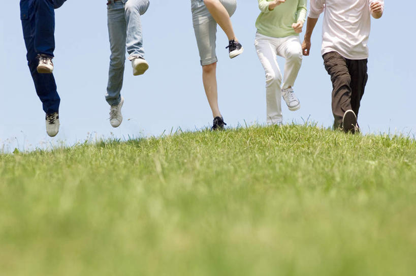 东方人,伙伴,朋友,站,横图,室外,白天,正面,旅游,度假,友谊,亚洲,服装,云,云朵,许多人,云彩,抬腿,休闲装,黄种人,娱乐,衣服,蓝色,白云,蓝天,天空,天,站着,一群人,享受,休闲,休闲服,放松,服饰,友情,男人,男性,年轻男性,年轻女性,女人,女性,亚洲人,站立,半身,彩图