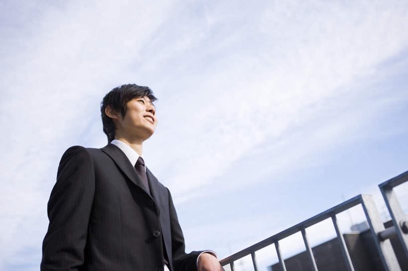 一个人,商务人士,商务男性,栏杆,站,笑,微笑,露齿笑,横图,室外,白天,仰视,衬衫,仅一个男性,仅一个人,阴影,套装,光线,影子,云,云朵,围栏,领带,云彩,注视,护栏,仅一个年轻男性,蓝色,白云,蓝天,天空,阳光,天,观察,看,站着,观看,察看,关注,商务装,工薪阶层,年轻男性,年轻人,白领,上班族,站立,半身,彩图,低角度拍摄,衬衣