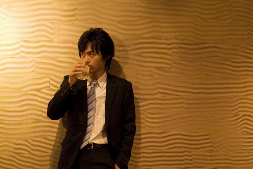 一个人,商务人士,商务男性,办公室,站,横图,室内,白天,正面,衬衫,杯子,仅一个男性,仅一个人,喝,阴影,套装,光线,影子,墙,灯光,领带,一杯,拿,拿着,注视,墙壁,墙面,玻璃制品,仅一个年轻男性,水杯,观察,看,站着,观看,察看,关注,商务装,工薪阶层,年轻男性,年轻人,白领,上班族,玻璃杯,站立,半身,彩图,衬衣