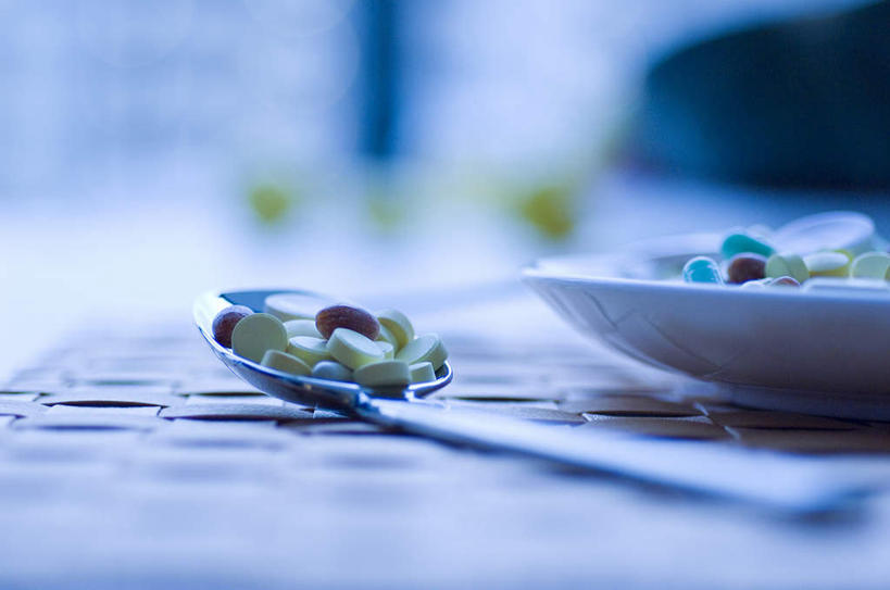 无人,横图,室内,特写,白天,正面,安全,餐桌,桌子,静物,一堆,许多,阴影,堆叠,堆积,朦胧,模糊,光线,药剂,影子,勺子,防护,胶囊,阳光,药品,调羹,汤匙,治疗,摄影,影棚,餐台,堆,保护,药物,医疗,保险,预防,平安,彩图,影棚拍摄,拍摄