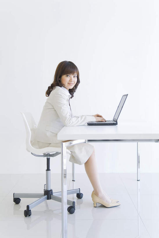 东方人,一个人,商务人士,商务女性,坐,笑,微笑,竖图,室内,白天,白色背景,侧面,衬衫,电脑,笔记本电脑,餐桌,桌子,亚洲,仅一个年轻女性,仅一个女性,仅一个人,套装,网络,注视,黄种人,通讯设备,观察,看,摄影,影棚,餐台,观看,察看,无线,关注,通信设备,商务装,无线网络,无线上网,便携式电脑,工薪阶层,手提电脑,年轻女性,亚洲人,年轻人,长发,卷发,白领,上班族,坐着,彩图,全身,影棚拍摄,衬衣,拍摄