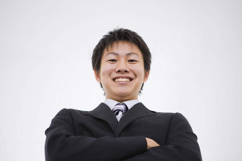 一个人,商务人士,商务男性,站,笑,双手交叉,微笑,露齿笑,横图,室内,白天,白色背景,仰视,衬衫,仅一个男性,仅一个人,套装,领带,注视,仅一个年轻男性,黑色,观察,看,站着,摄影,影棚,观看,察看,双手抱胸,关注,商务装,工薪阶层,年轻男性,年轻人,白领,上班族,站立,半身,彩图,低角度拍摄,影棚拍摄,衬衣,拍摄,短发