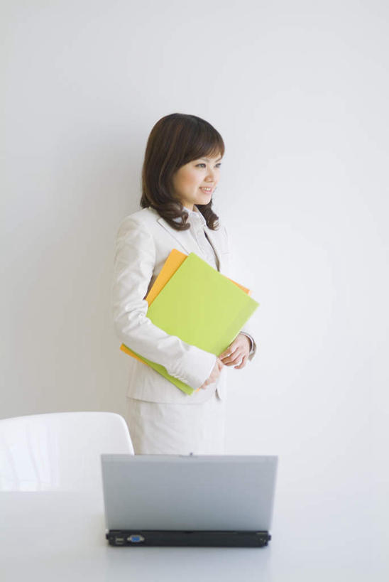 东方人,一个人,商务人士,商务女性,办公室,站,抱,竖图,室内,白天,白色背景,正面,衬衫,电脑,笔记本电脑,桌子,亚洲,仅一个年轻女性,仅一个女性,仅一个人,套装,网络,材料,档案,文件,办公桌,墙,注视,黄种人,通讯设备,墙壁,墙面,黑色,资料,观察,看,站着,摄影,影棚,抱着,观看,察看,无线,搂着,关注,文档,通信设备,商务装,无线网络,无线上网,便携式电脑,工薪阶层,手提电脑,年轻女性,亚洲人,年轻人,长发,白领,上班族,搂,搂抱,站立,半身,彩图,影棚拍摄,衬衣,拍摄