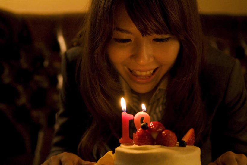 点心,东方人,一个人,餐厅,站,笑,微笑,露齿笑,横图,室内,特写,白天,正面,下午茶,蜡烛,亚洲,仅一个年轻女性,仅一个女性,仅一个人,弯腰,阴影,服装,朦胧,模糊,光线,标志,火焰,数字,文字,影子,烛光,字符,灯光,食品,燃烧,注视,休闲装,黄种人,标识,食物,糕点,衣服,黑色,点燃,观察,看,站着,休闲,休闲服,阿拉伯数字,服饰,观看,察看,关注,弯身,年轻女性,女人,女性,亚洲人,长发,站立,半身,彩图,餐馆,饭店,饭馆,蛋糕