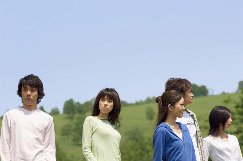 东方人,伙伴,朋友,站,笑,微笑,横图,室外,白天,正面,友谊,草地,草坪,植物,亚洲,阴影,服装,光线,影子,许多人,注视,休闲装,黄种人,草,衣服,粉色,黄色,蓝色,绿色,白色,灰色,蓝天,天空,阳光,天,观察,看,站着,一群人,休闲,休闲服,服饰,观看,察看,关注,友情,男人,男性,年轻男性,年轻女性,女人,女性,亚洲人,站立,半身,彩图