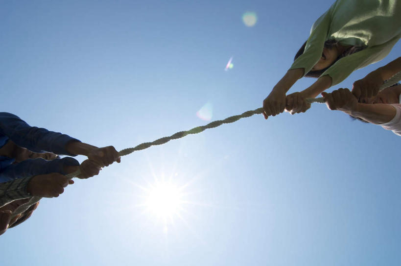 东方人,四个人,伙伴,朋友,站,横图,室外,白天,仰视,锻炼,快乐,友谊,比赛,运动,竞争,拔河,太阳,亚洲,阴影,服装,光线,影子,注视,休闲装,黄种人,娱乐,相视,衣服,蓝色,蓝天,天空,阳光,天,观察,看,站着,休闲,面对面,休闲服,服饰,观看,对视,察看,体育运动,关注,相对,相看,体育,友情,男人,男性,年轻男性,年轻女性,女人,女性,亚洲人,站立,半身,彩图,低角度拍摄,健身