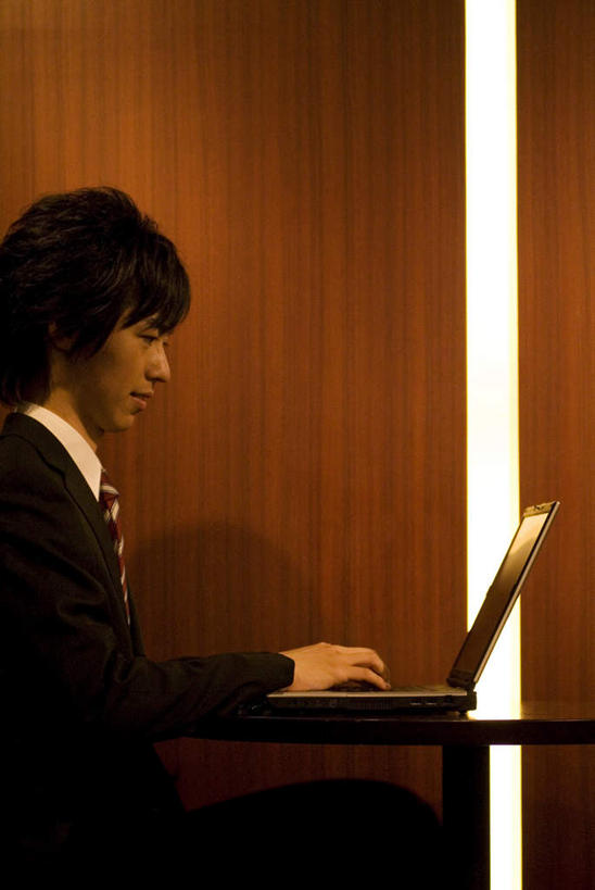 东方人,一个人,商务人士,商务男性,餐厅,坐,竖图,室内,白天,侧面,衬衫,电脑,笔记本电脑,餐桌,桌子,亚洲,仅一个男性,仅一个人,敲打,阴影,套装,光线,网络,影子,灯光,注视,黄种人,输入,通讯设备,仅一个年轻男性,打字,观察,看,餐台,观看,点击,敲击,察看,无线,关注,通信设备,商务装,无线网络,无线上网,便携式电脑,工薪阶层,按键,手提电脑,男人,男性,年轻男性,亚洲人,白领,上班族,坐着,半身,彩图,衬衣,餐馆,饭店,饭馆