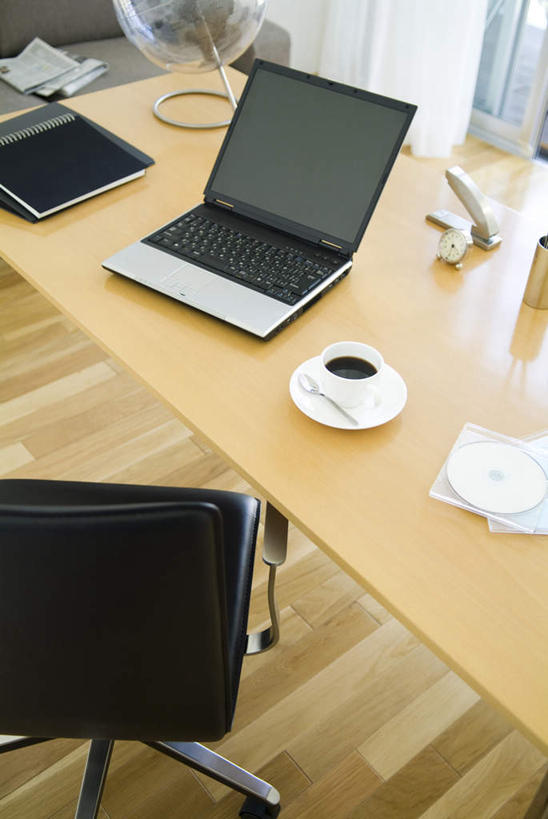 无人,竖图,俯视,室内,特写,白天,电脑,笔记本电脑,地板,桌子,静物,杯子,餐具,椅子,网络,瓷器,碟子,盘,办公桌,咖啡杯,陶瓷制品,地面,一杯,通讯设备,木地板,盘子,会议椅,碟,一台,办公椅,无线,瓷杯,通信设备,无线网络,无线上网,便携式电脑,商务椅,培训椅,手提电脑,彩图,高角度拍摄