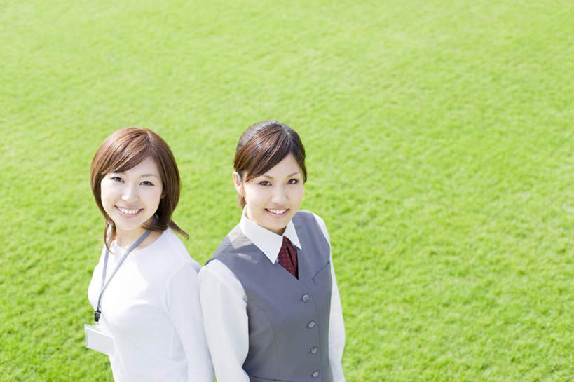 东方人,两个人,伙伴,同事,朋友,商务人士,商务女性,站,笑,微笑,露齿笑,横图,俯视,室外,白天,友谊,安全,成功,合作,团队,集体,信心,亚洲,阴影,套装,光线,影子,云,云朵,云彩,依靠,注视,黄种人,队伍,蓝色,白云,蓝天,天空,阳光,天,观察,看,倚靠,站着,背靠背,背对背,晴朗,观看,察看,领导,成就,关注,商务装,合伙,领袖,工薪阶层,信任,友情,年轻女性,女人,女性,亚洲人,白领,上班族,晴空,抬头,仰头,站立,半身,彩图,高角度拍摄