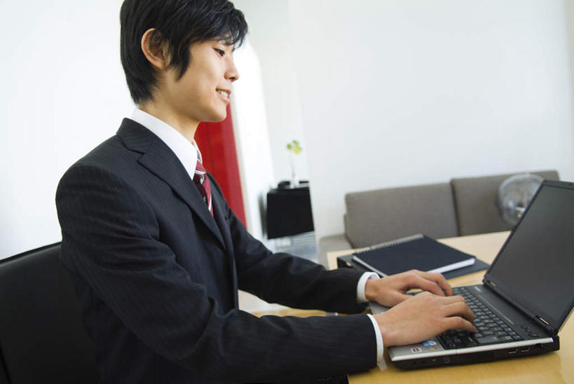 一个人,商务人士,商务男性,办公室,坐,笑,微笑,露齿笑,横图,室内,白天,侧面,衬衫,电脑,笔记本电脑,桌子,仅一个男性,仅一个人,敲打,套装,网络,办公桌,领带,注视,输入,通讯设备,仅一个年轻男性,打字,观察,看,观看,点击,敲击,察看,无线,关注,通信设备,商务装,无线网络,无线上网,便携式电脑,工薪阶层,按键,手提电脑,年轻男性,年轻人,白领,上班族,坐着,半身,彩图,衬衣