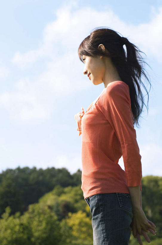 东方人,一个人,站,笑,微笑,竖图,室外,白天,仰视,植物,亚洲,仅一个年轻女性,仅一个女性,仅一个人,服装,云,云朵,云彩,注视,休闲装,黄种人,树,树木,衣服,红色,蓝色,绿色,黑色,白云,蓝天,天空,自然,天,观察,看,站着,休闲,休闲服,服饰,生长,晴朗,成长,观看,察看,关注,背手,年轻女性,女人,女性,亚洲人,长发,晴空,站立,半身,彩图,低角度拍摄