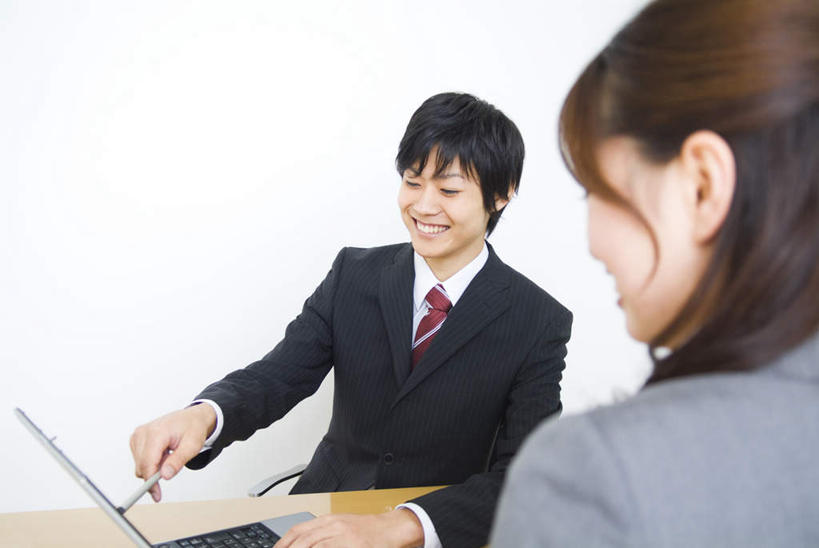 背部,两个人,同事,商务人士,商务男性,商务女性,办公室,笑,微笑,露齿笑,横图,室内,白天,正面,衬衫,成功,合作,团队,集体,信心,电脑,笔记本电脑,桌子,指,套装,网络,办公桌,墙,领带,方向,通讯设备,队伍,墙壁,墙面,手势,无线,领导,指向,食指,成就,通信设备,商务装,无线网络,合伙,领袖,无线上网,便携式电脑,工薪阶层,手提电脑,男人,男性,年轻男性,年轻女性,女人,女性,年轻人,白领,上班族,半身,彩图,衬衣