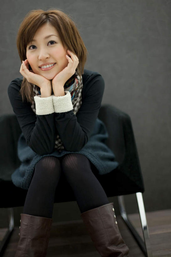 东方人,一个人,坐,笑,微笑,露齿笑,竖图,室内,白天,正面,亚洲,仅一个年轻女性,仅一个女性,仅一个人,撑,黑色背景,服装,墙,托腮,注视,休闲装,黄种人,墙壁,墙面,衣服,观察,看,托,休闲,休闲服,摄影,服饰,影棚,观看,察看,关注,托下巴,年轻女性,女人,女性,亚洲人,坐着,半身,彩图,影棚拍摄,拍摄