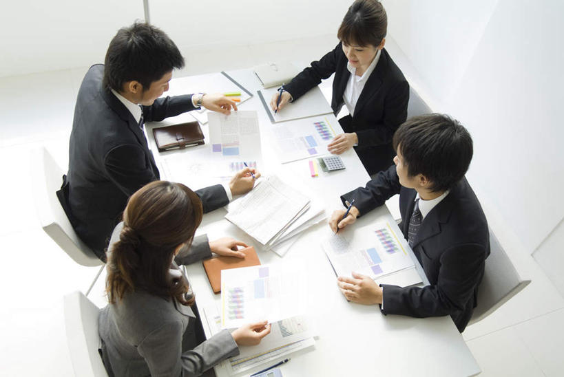 四个人,同事,商务人士,商务男性,商务女性,办公室,坐,说,横图,俯视,室内,白天,衬衫,讨论,成功,合作,团队,集体,信心,桌子,套装,开会,会议,笔,办公桌,办公用品,领带,圆珠笔,拿,拿着,注视,队伍,相视,文具,学习用品,观察,看,面对面,观看,对视,文具用品,察看,领导,成就,关注,相对,商务装,合伙,领袖,工薪阶层,相看,交流,男人,男性,年轻男性,年轻女性,女人,女性,年轻人,白领,上班族,沟通,讲话,交谈,商讨,说话,谈话,坐着,半身,彩图,高角度拍摄,衬衣