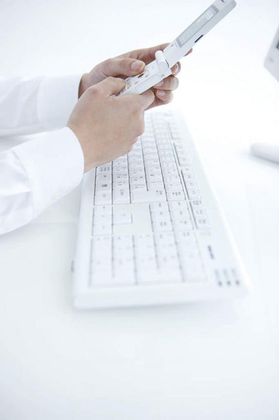 手,一个人,商务人士,商务男性,坐,打电话,竖图,俯视,室内,特写,白天,白色背景,衬衫,键盘,电话,手机,双手,仅一个男性,仅一个人,套装,领带,拿,拿着,输入设备,通讯设备,仅一个年轻男性,手部,摄影,影棚,通信设备,商务装,工薪阶层,交流,年轻男性,年轻人,白领,上班族,沟通,通话,坐着,半身,彩图,高角度拍摄,影棚拍摄,衬衣,拍摄