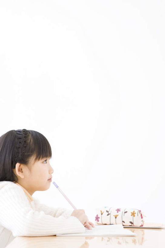 东方人,儿童,一个人,坐,竖图,室内,白天,侧面,纯洁,桌子,亚洲,仅一个女性,仅一个人,握,服装,笔,办公用品,注视,休闲装,黄种人,书桌,文具,小孩,衣服,白色,黑色,课桌,铅笔,学习用品,观察,看,仅一个小孩,休闲,休闲服,可爱,童年,童趣,握着,服饰,观看,文具用品,察看,关注,童真,烂漫,无邪,天真,女孩,女人,女性,亚洲人,孩子,长发,坐着,半身,彩图,女生