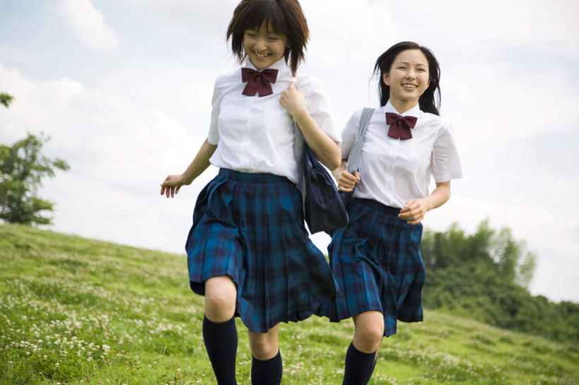 东方人,两个人,伙伴,朋友,站,跑,笑,微笑,露齿笑,横图,室外,白天,仰视,制服,锻炼,友谊,运动,草地,草坪,植物,亚洲,服装,云,云朵,云彩,注视,黄种人,草,树,树木,衣服,蓝色,绿色,白云,蓝天,天空,自然,天,观察,看,站着,同学,校服,服饰,生长,晴朗,成长,观看,察看,衣着,校友,穿着,关注,学生服,同窗,学友,衣饰,体育,友情,年轻女性,女人,女性,亚洲人,晴空,跑步,站立,半身,彩图,低角度拍摄,健身