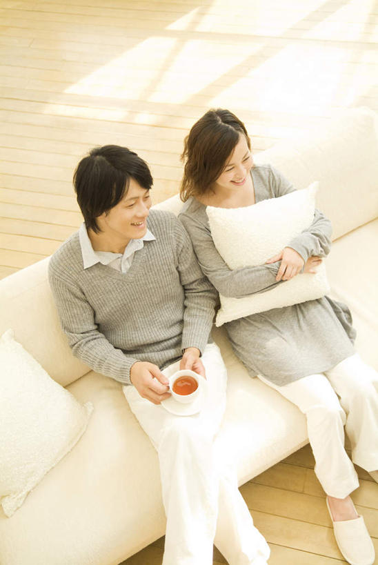 东方人,两个人,夫妻,客厅,坐,竖图,俯视,室内,白天,爱情,地板,靠垫,沙发,亚洲,阴影,服装,光线,影子,靠枕,地面,浪漫,注视,休闲装,黄种人,木地板,衣服,灰色,阳光,垫子,枕头,观察,看,休闲,休闲服,恩爱,恋人,服饰,观看,察看,起居室,关注,布艺沙发,男人,男性,年轻男性,年轻女性,女人,女性,亚洲人,夫妇,情侣,坐着,半身,彩图,高角度拍摄,伴侣