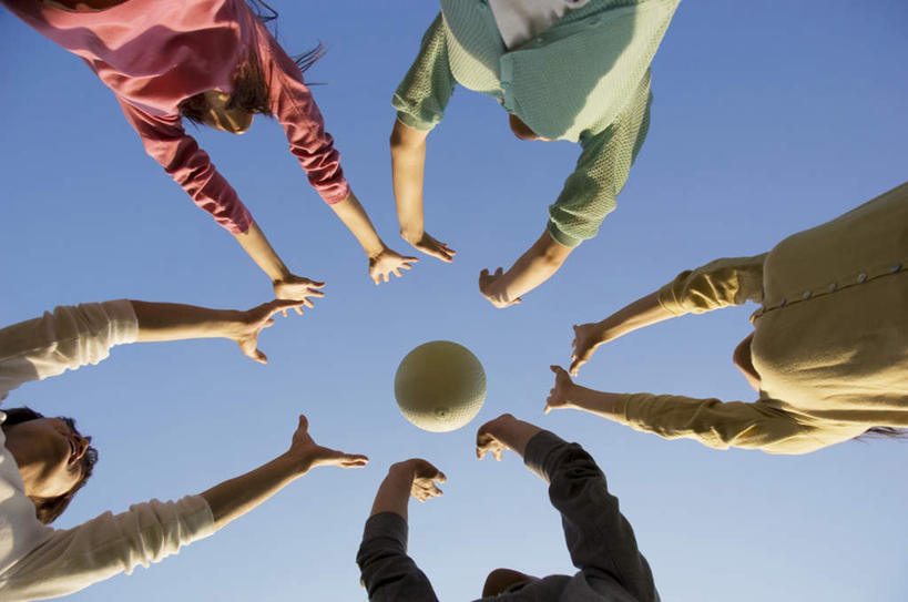 东方人,站,举,横图,室外,白天,仰视,爱情,锻炼,成功,运动,合作,团队,信心,竞争,排球,亚洲,服装,云,云朵,许多人,浪漫,速度,云彩,注视,休闲装,黄种人,队伍,球,一个,衣服,黄色,红色,蓝色,白色,黑色,灰色,白云,蓝天,天空,天,观察,看,托,站着,一群人,休闲,球体,温暖,温馨,休闲服,恩爱,力量,平衡,恋人,服饰,单个,观看,协调,和睦,察看,成就,关注,灵敏,合伙,柔韧,耐力,体育,男人,男性,年轻男性,年轻女性,女人,女性,亚洲人,情侣,举起,举手,举着,向上举,向上伸,向上托,站立,半身,彩图,低角度拍摄,健身,伴侣,融洽