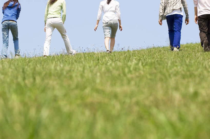 东方人,伙伴,朋友,站,走,横图,室外,白天,仰视,爱情,友谊,草地,草坪,植物,亚洲,服装,云,云朵,许多人,浪漫,云彩,休闲装,黄种人,草,衣服,蓝色,绿色,白色,灰色,白云,蓝天,天空,天,站着,一群人,休闲,温暖,温馨,休闲服,恩爱,恋人,服饰,和睦,友情,男人,男性,年轻男性,年轻女性,女人,女性,亚洲人,情侣,步行,散步,站立,走路,半身,彩图,低角度拍摄,伴侣,融洽