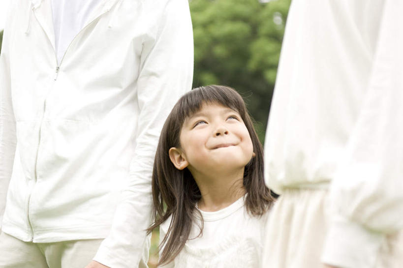 东方人,儿童,三个人,家庭,夫妻,母亲,父亲,女儿,站,笑,微笑,露齿笑,横图,室外,白天,正面,爱情,纯洁,植物,亚洲,服装,浪漫,注视,休闲装,黄种人,树,树木,小孩,衣服,绿色,白色,自然,观察,看,站着,休闲,温暖,温馨,父女,母女,三口之家,一家人,休闲服,恩爱,父爱,可爱,母爱,童年,童趣,恋人,服饰,生长,成长,观看,和睦,察看,关注,童真,烂漫,无邪,天真,男人,男性,年轻男性,年轻女性,女孩,女人,女性,亚洲人,孩子,年轻人,夫妇,情侣,抬头,仰头,站立,半身,彩图,伴侣,融洽,女生