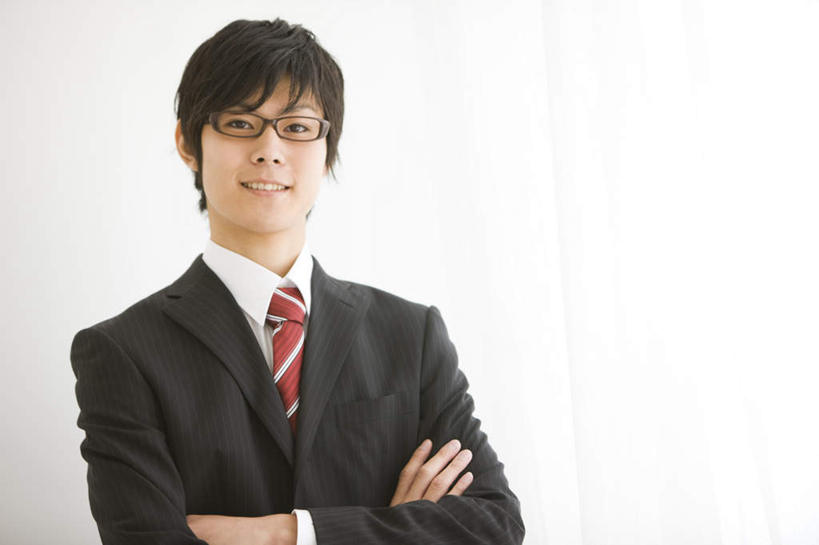 一个人,商务人士,商务男性,站,笑,双手交叉,微笑,露齿笑,横图,室内,白天,白色背景,仰视,衬衫,仅一个男性,仅一个人,套装,眼镜,墙,领带,注视,墙壁,墙面,仅一个年轻男性,观察,看,站着,摄影,影棚,观看,察看,双手抱胸,关注,商务装,近视眼镜,工薪阶层,年轻男性,年轻人,白领,上班族,站立,半身,彩图,低角度拍摄,影棚拍摄,衬衣,拍摄