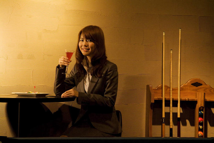 葡萄酒,东方人,一个人,商务人士,商务女性,酒吧,坐,横图,室内,白天,正面,餐桌,桌子,杯子,亚洲,仅一个年轻女性,仅一个女性,仅一个人,阴影,套装,光线,高脚杯,影子,墙,灯光,酒类,一杯,拿,拿着,注视,黄种人,墙壁,墙面,玻璃制品,酒,饮料,酒杯,观察,看,餐台,观看,察看,关注,商务装,工薪阶层,马提尼酒杯,年轻女性,女人,女性,亚洲人,白领,上班族,玻璃杯,坐着,半身,彩图,酒吧间,酒馆