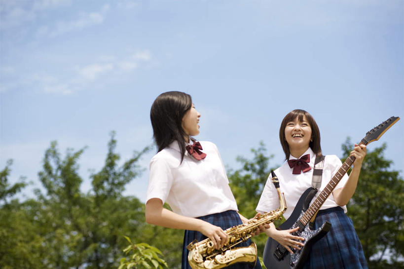 东方人,两个人,伙伴,朋友,站,笑,微笑,露齿笑,横图,室外,白天,仰视,制服,友谊,亚洲,阴影,服装,艺术,光线,金属,影子,云,云朵,电吉他,管乐器,乐器,萨克斯,铜管乐器,弦乐器,音乐,拿,云彩,拿着,注视,黄种人,两个,衣服,蓝色,白云,蓝天,天空,阳光,天,观察,看,站着,同学,校服,服饰,晴朗,观看,察看,萨克斯风,萨克斯管,衣着,校友,穿着,关注,弹拨弦鸣乐器,学生服,同窗,学友,衣饰,友情,年轻女性,女人,女性,亚洲人,晴空,站立,半身,彩图,低角度拍摄,弹拨弦乐器
